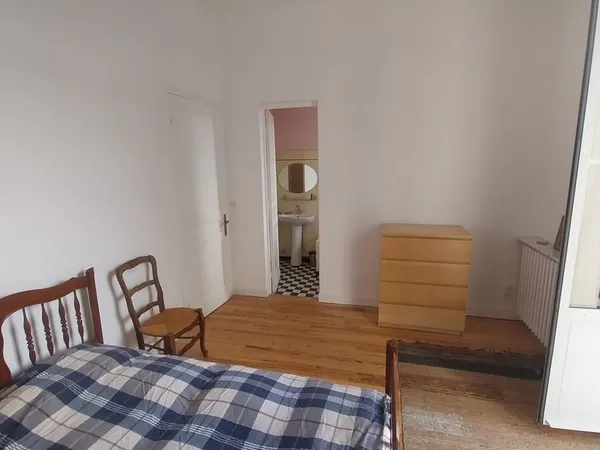 Chambre meublée