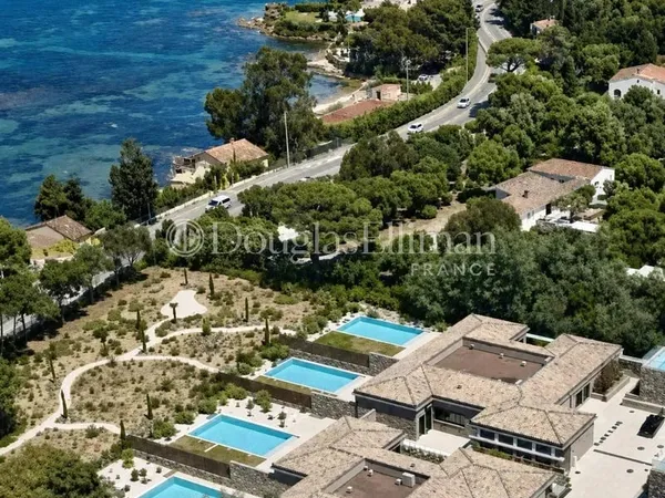 SAINT-TROPEZ - Villa neuve avec vue mer à deux pas de la plage