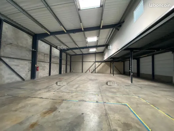 Local bureaux 605 m²