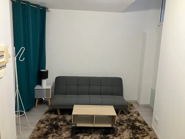 Loue studio 25m² meublé rénové et lumineux dans le centre-ville de Joigny
