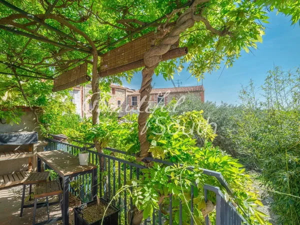Maison de village de caractère avec terrasse, jardin et garage, Canohes