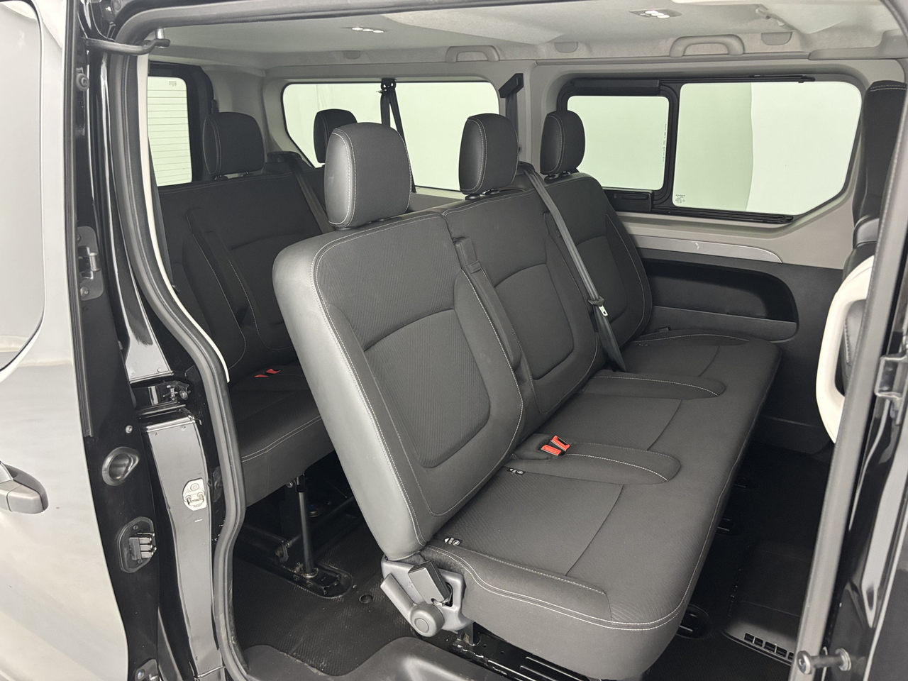 Renault Trafic Combi — photo 16