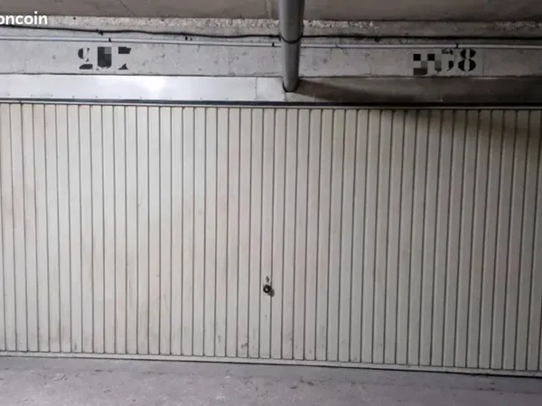 Deux places de parking à louer dans un box fermé