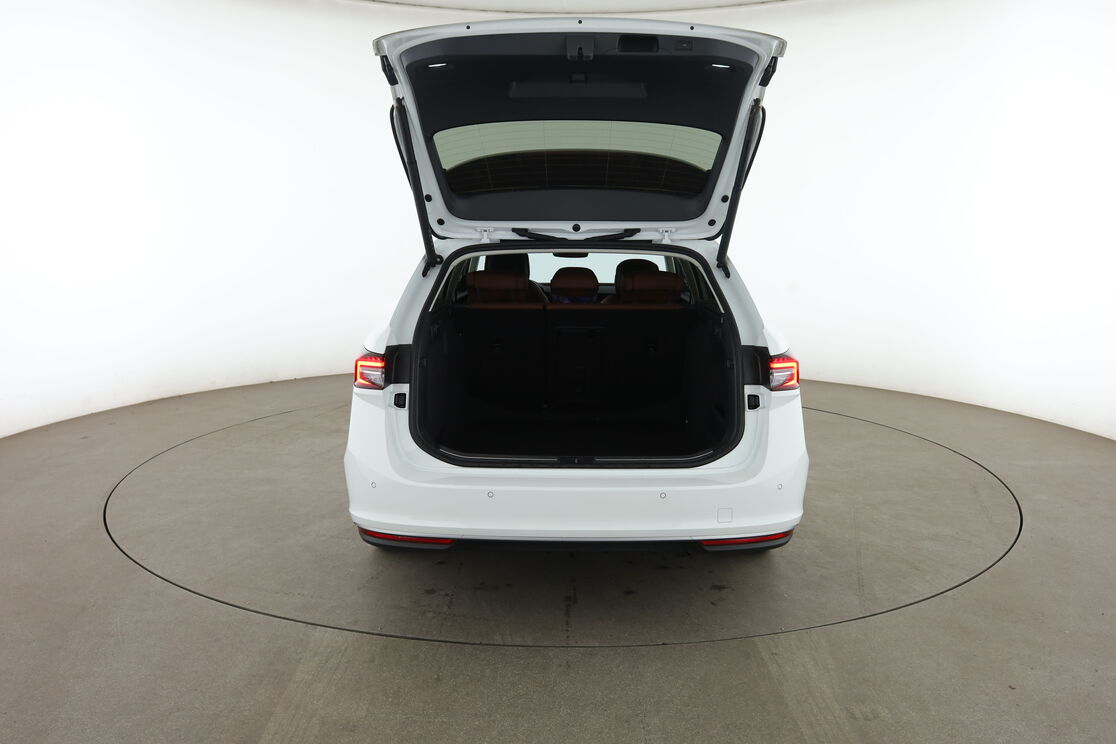 Skoda Superb Combi 1.5 TSI MHEV ACT Laurin & Klement DSG7 — photo 16