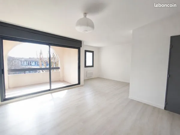 Castanet centre - Beau T3 lumineux avec garage, cave et balcon