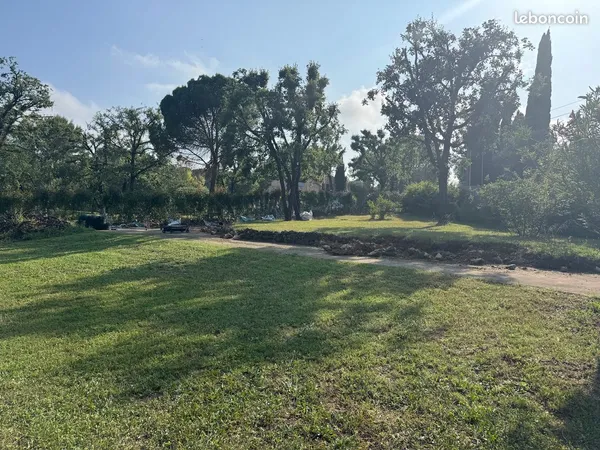 Terrain plat 2750 m² avec permis villa 288 m²