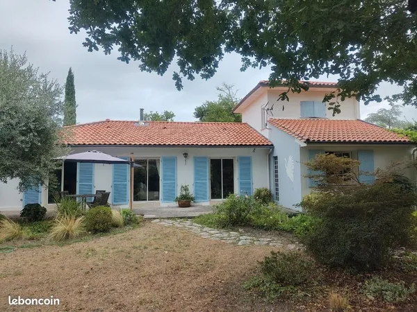 Maison dans grand jardin paysagé