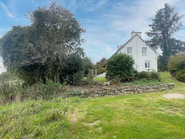FINISTERE: Proche Huelgoat. Spacieuse maison de 3 chambres exposée sud avec terrain et dépendance en