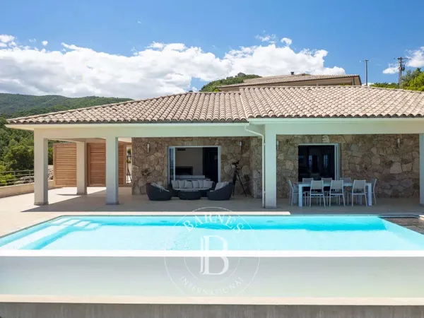 Maison 8 pièces 272 m²
