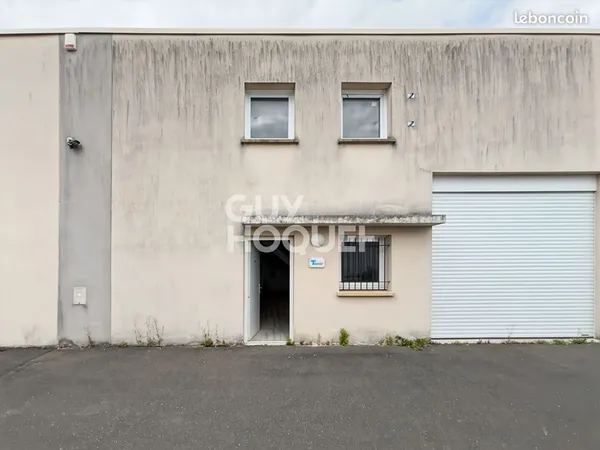 Local 132 m² FONTENAY TRESIGNY