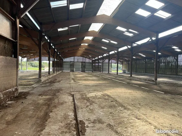 Loue emplacement bâtiment 2000m2
