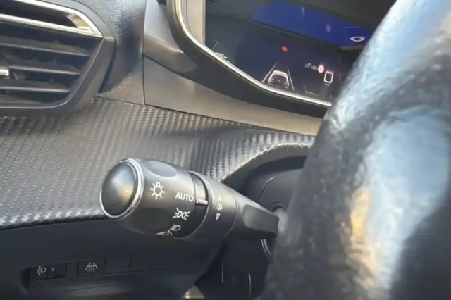 Peugeot 208 puretech 100 s&amp;s bvm6 — photo 18