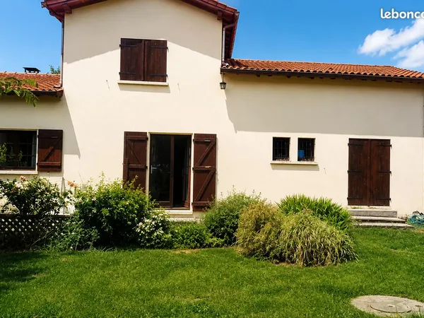 MAISON DE CARACTÈRE - 180 m² HABITABLES - TERRAIN ARBORÉ DE 2 500 m² - FORT POTENTIEL