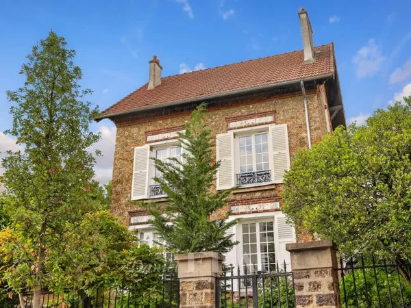 Garches - Proche centre-ville - Maison ancienne de charme, 5 chambres.