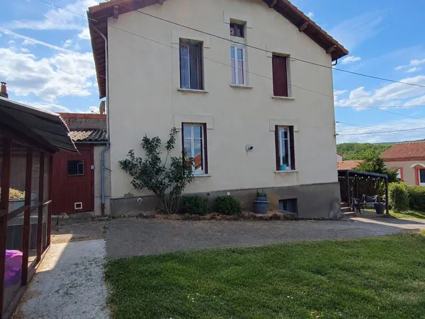 À vendre - Maison mitoyenne de 63 m² à Vergongheon (43360), avec garage, cave et combles