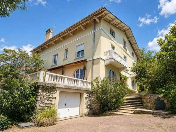 Maison 8 pièces 382 m²