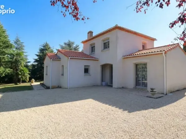 Centre Bourg, Maison offrant 4 CH, 2 SDE, 3 WC, sur 3000 m2
