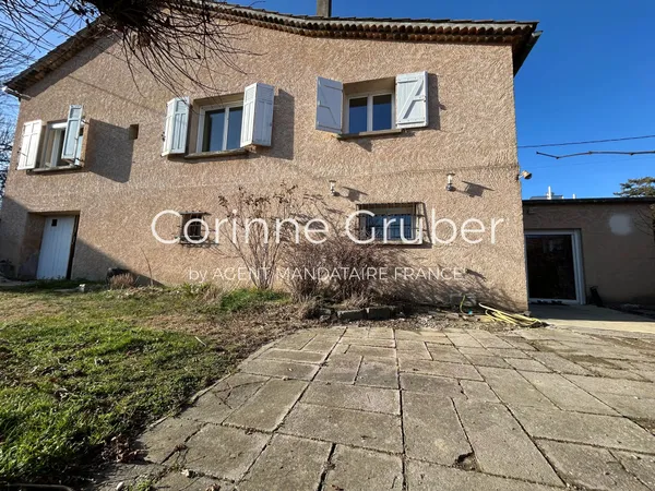EXCLUSIVITÉ - PROCHE DE DIGNE-LES-BAINS : SPACIEUSE MAISON DE 193 m² HABITABLES AVEC DÉPENDANCES