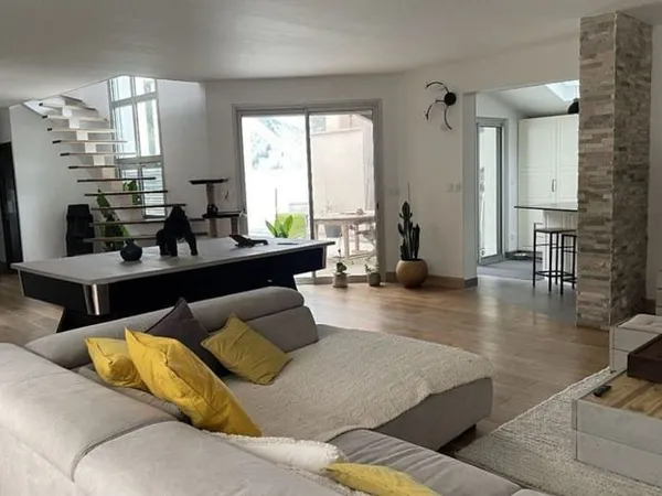 Maison 8 pièces 247 m²