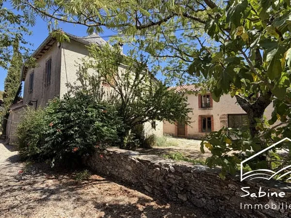 Propriété de 2 habitations sur plus de 5000m2 de terrain const