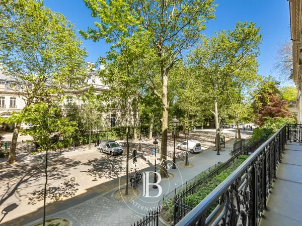 Paris 8 - Parc Monceau/ Van Dyck - Appartement d'exception avec balcons - Très beaux volumes