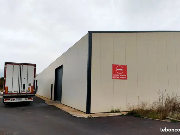 Entrepot neuf (992m2) a louer divisible