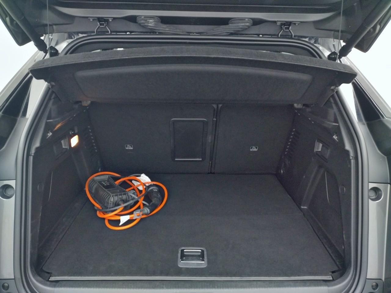 Peugeot 3008 hybrid4 300 e-eat8 gt — photo 14