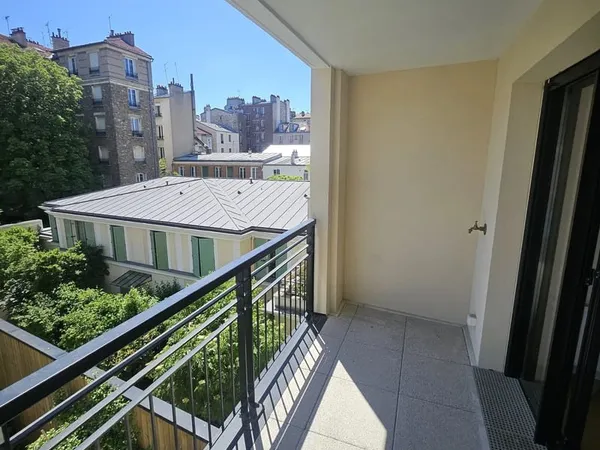 T4 TRAVERSANT 5IEME ETAGE TERRASSE ET PARKING CAVE