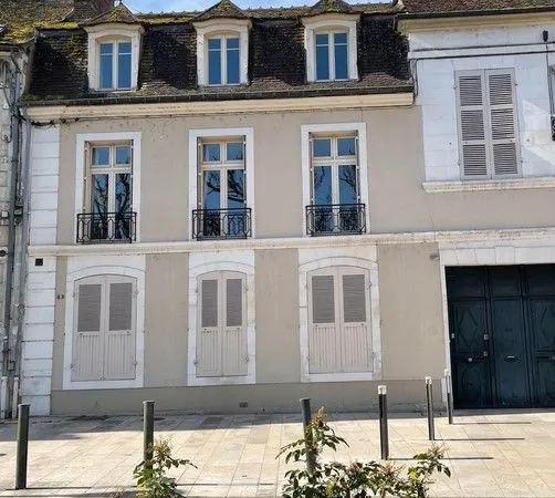 Jolie Maison de 8 pièces principales avec Garage