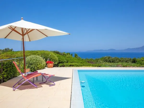 Villa avec vue panoramique sur mer et montagnes