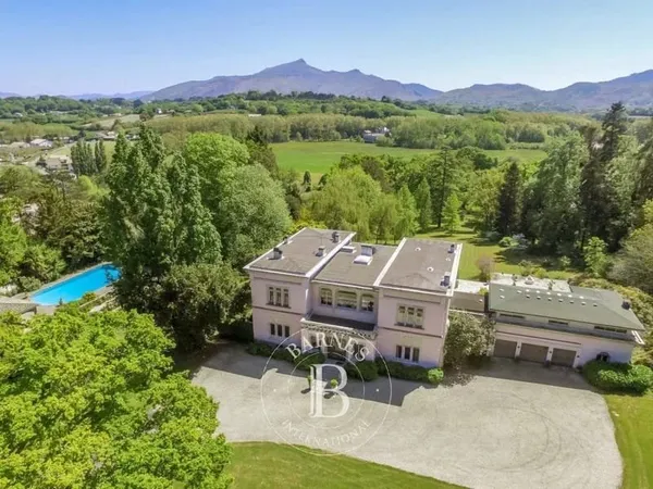PROCHE SAINT JEAN DE LUZ, RARE PROPRIETE SUR 13 HECTARES DE PARC