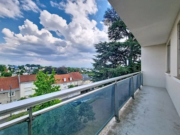 SAINT CYR SUR LOIRE - MESANGERIE - APPARTEMENT T5 AVEC 3 CHAMBRES -126 M² - BALCON - CAVE - STATIONN