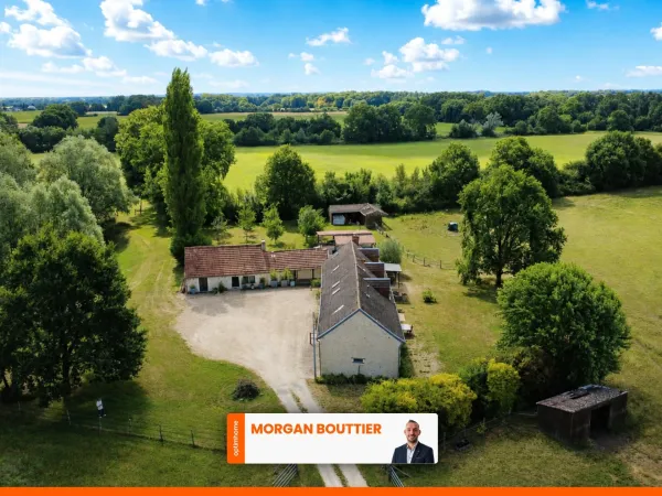 Propriété de caractère avec piscine, T2 indépendant, studio et près de 4 hectares à NOYANT-VILLAGES 
