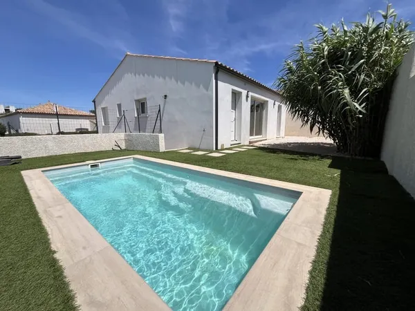 Maison T4 avec extérieur, piscine et places de parking