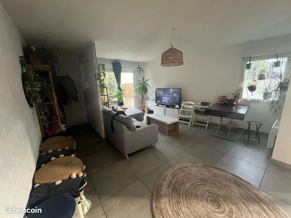 COLOCATION VAULX-EN-VELIN VILLAGE — Chambre meublée 10 m², 480 ttc