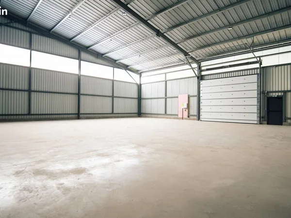 Local d'activités / Artisanal et Entrepôt 300m2
