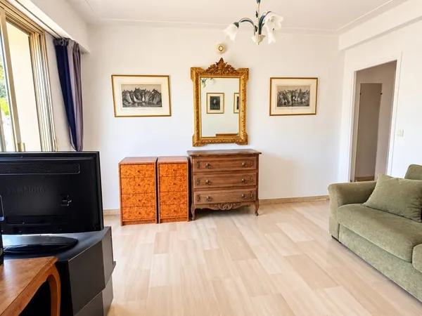 Studio en dernier étage avec balcon dans une résidence reche