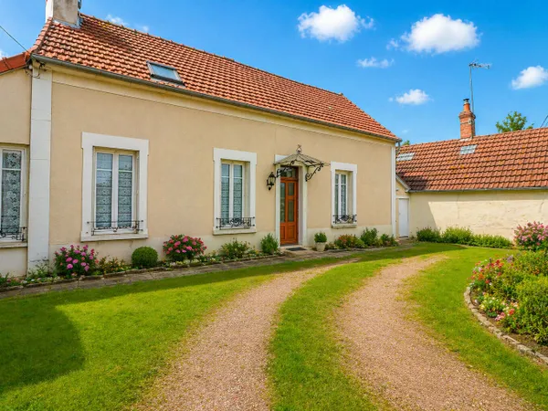 Maison Saint Eloi, 3 chambres, potentiel 4 chambres, terrain clôturé, proche tout commerce, double g