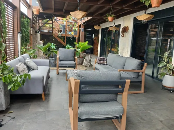 Grande propriété avec 1 appartement + 1 duplex – Piscine / Jacuzzi / Spa – Vendue meublée – Idéal in