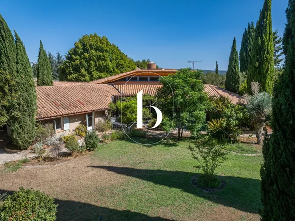 Maison contemporaine 8 pièces 253 m²