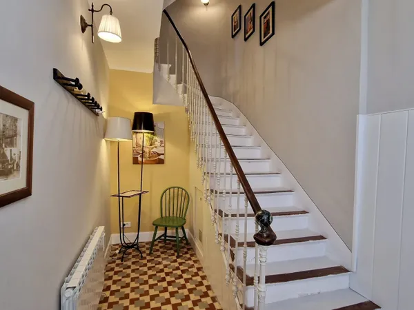 Maison de village magnifiquement aménagée, comprenant deux appartements indépendants, située dans le