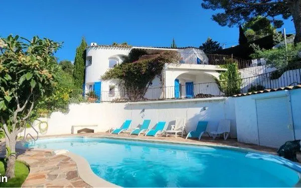 Exceptionnelle villa 192 m² vue mer panoramique baie de Saint-Tropez avec piscine