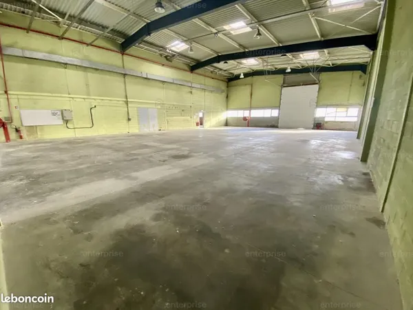 Local 700 m²
