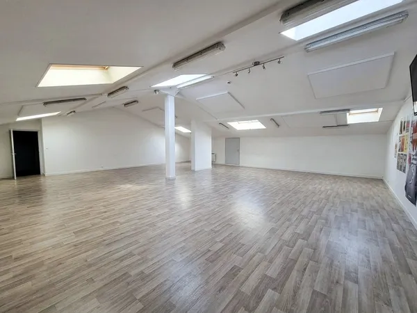 Local professionnel 130 m²