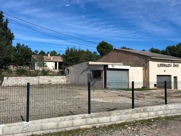 Local activité mixte 125 m plus parking 300 m