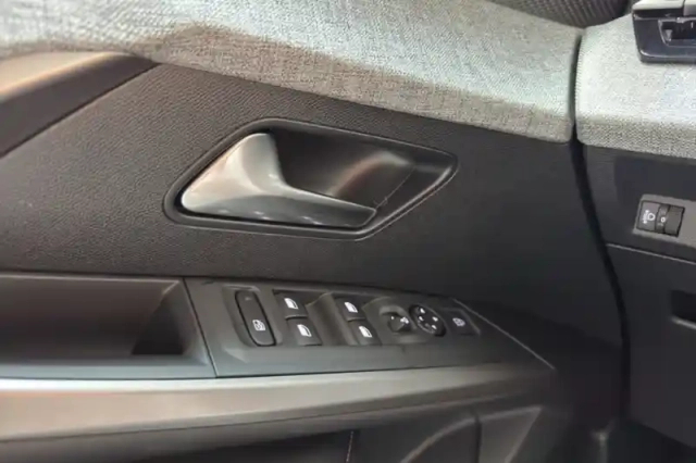 Peugeot 3008 hybrid 136 e-dcs6 — photo 23