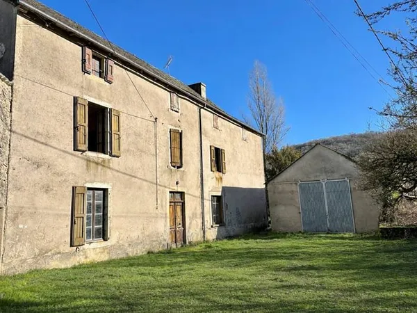 A VENDRE - Ensemble immobilier et terrain attenant - LE MEJANEL