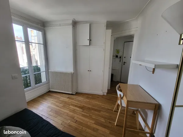 Studio lumineux de 15 m² avec balcon et vue sur les toits