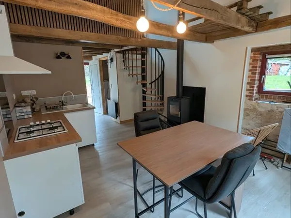 Maison meublée neuve avec mezzanine, grand terrain et terrasse