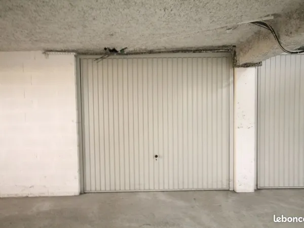 Garage fermé double porte secteur gare